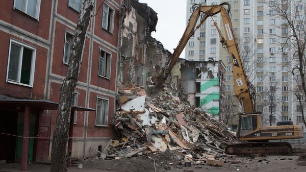 Снос пятиэтажного жилого дома по улице Народного ополчения в Москве