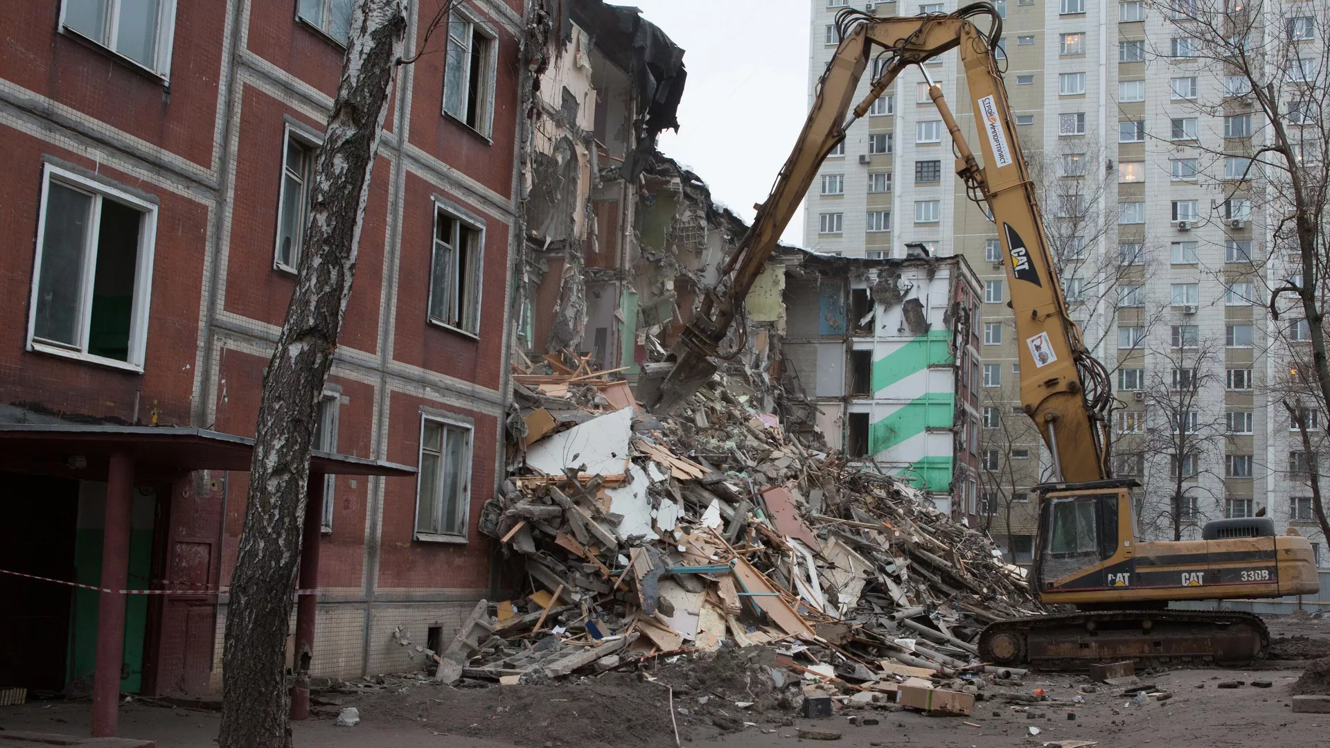 Снос пятиэтажного жилого дома по улице Народного ополчения в Москве - РИА Новости, 1920, 12.01.2023