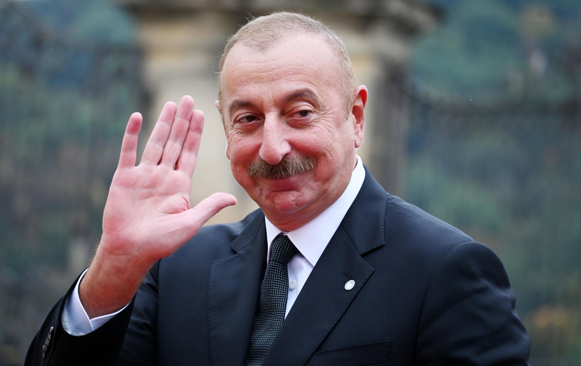 Президент Азербайджана Ильхам Алиев прибывает на саммит Европейского политического сообщества (ЕПС) в Праге - РИА Новости, 1920, 24.05.2023
