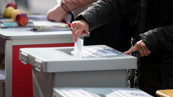 Люди во время голосования в Австрии