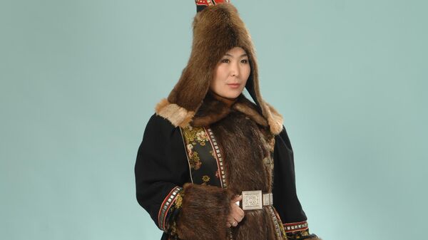 Девушка-якутка в национальной одежде, созданной А. Зверевой. Выставка Мир северной женщины. Аана Зверева – Народный художник Якутии
