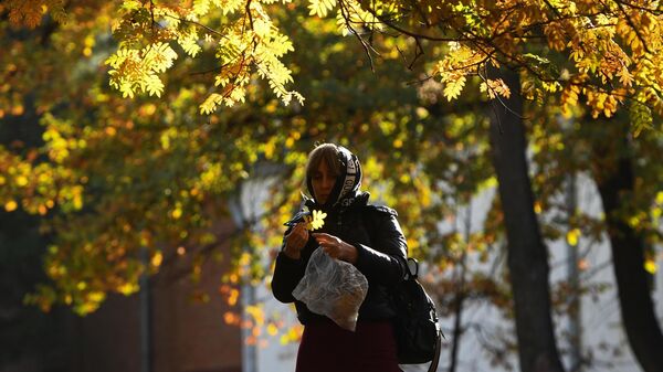 Женщина прогуливается в Нарымском сквере Новосибирска