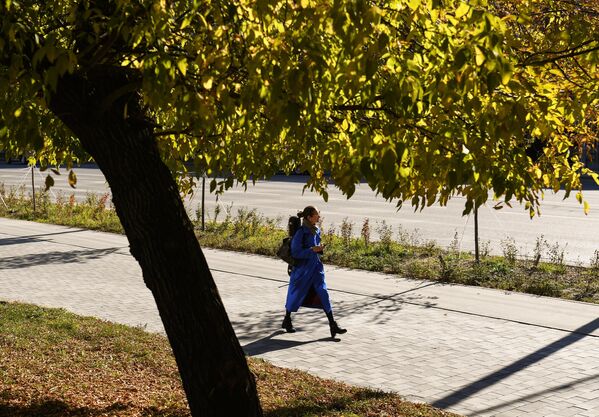 Девушка прогуливается по улице в Новосибирске