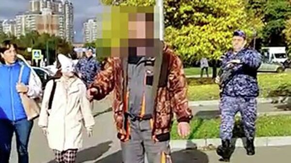 Задержание мужчины с ножом в Москве. Кадр видео