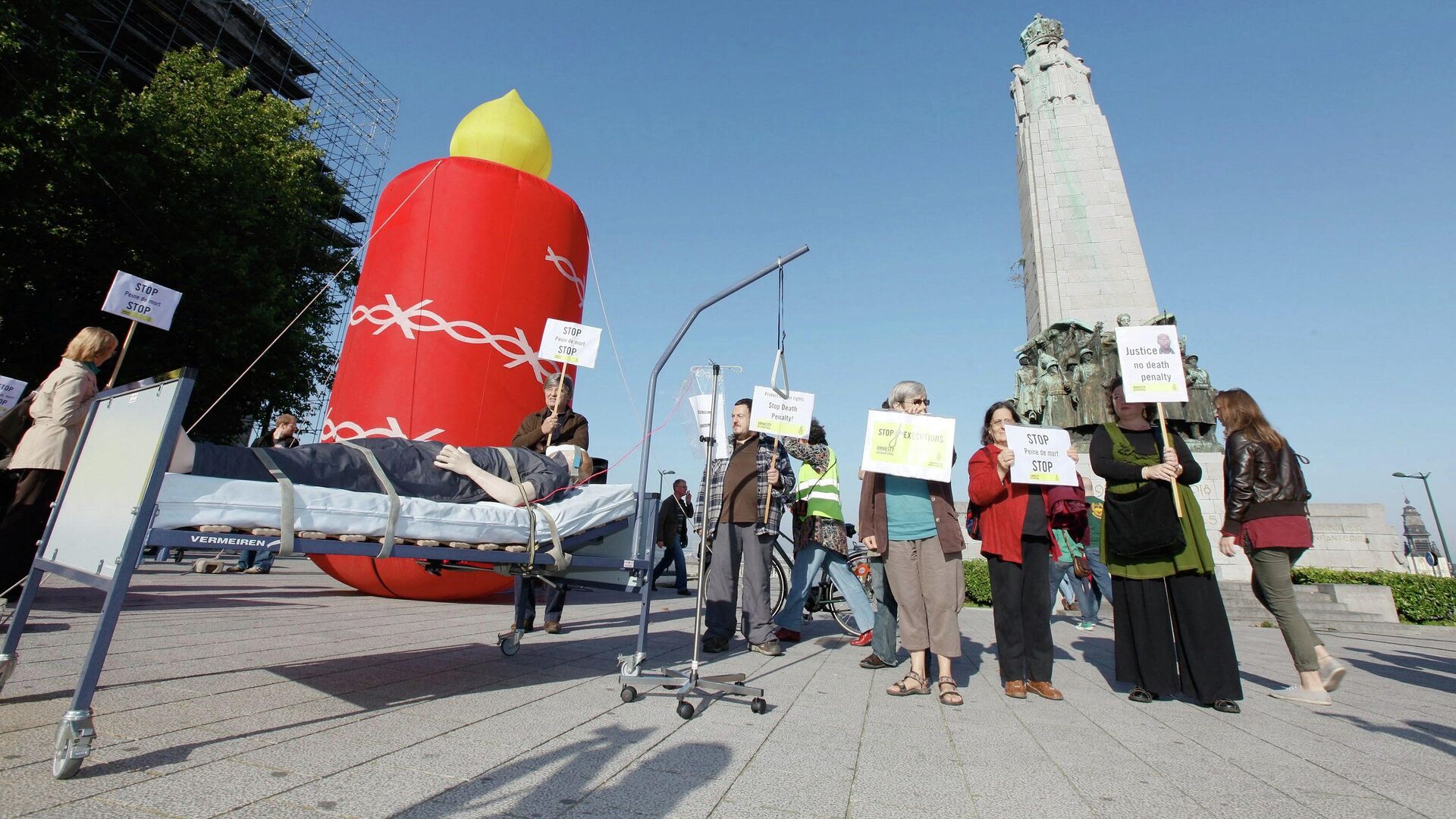 Люди принимают участие в акции протеста против смертной казни в Брюсселе - РИА Новости, 1920, 10.10.2022