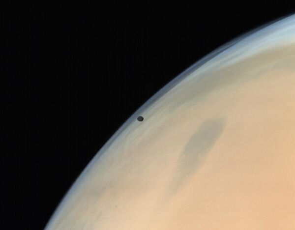 Ο Φόβος στο φόντο του Άρη.  Η φωτογραφία τραβήχτηκε από την κάμερα MCC στις 14 Οκτωβρίου 2014