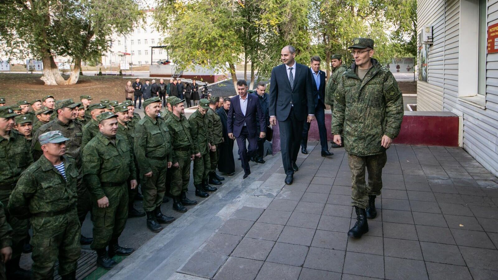 Губернатор Оренбургской области Денис Паслер посетил воинскую часть в Тоцком - РИА Новости, 1920, 07.10.2022