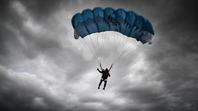 Участник соревнований по парашютному спорту во время тренировочного полета в парашютном центре Goodsky на базе Российского Университета Спецназа в Гудермесе Участник соревнований по парашютному спорту во время тренировочного полета в парашютном центре Goodsky на базе Российского Университета Спецназа в Гудермесе
