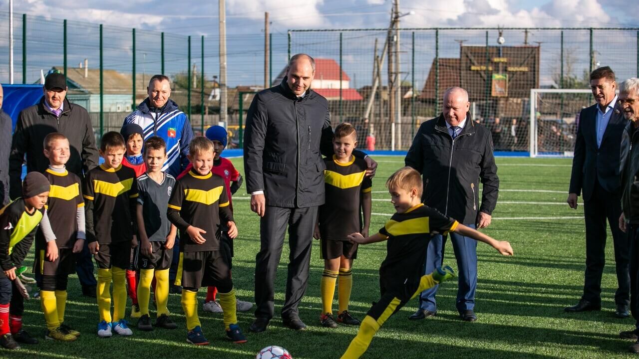 В поселке Колтубановский Бузулукского района открыли новое поле с искусственным покрытием для игры в мини-футбол - РИА Новости, 1920, 07.10.2022