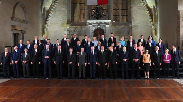 Общее фотографирование участников саммита Европейского политического сообщества (ЕПС) в Праге