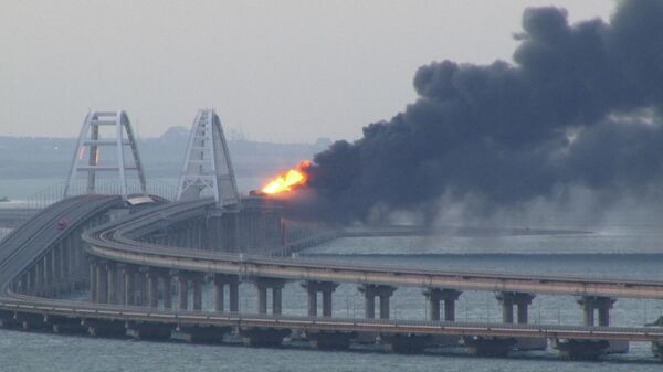 Кадры горящих цистерн на Крымском мосту