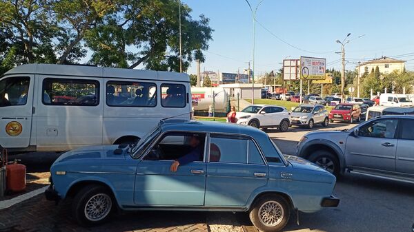 Очередь на автомобильной заправке в Севастополе
