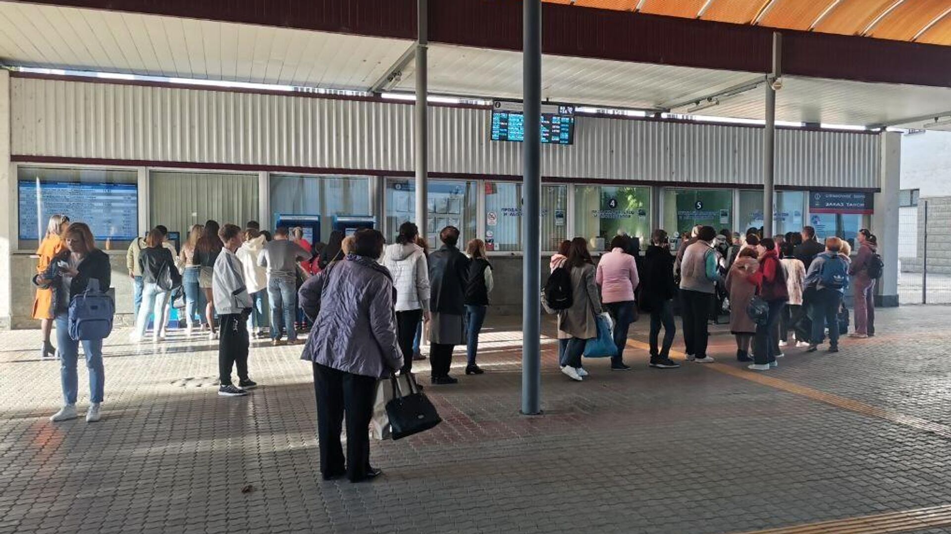 4 риа новости. Очередь фото. Встреча отдыхающих на вокзале. Очередь в аэропорту 2022. Туристы в Крыму.