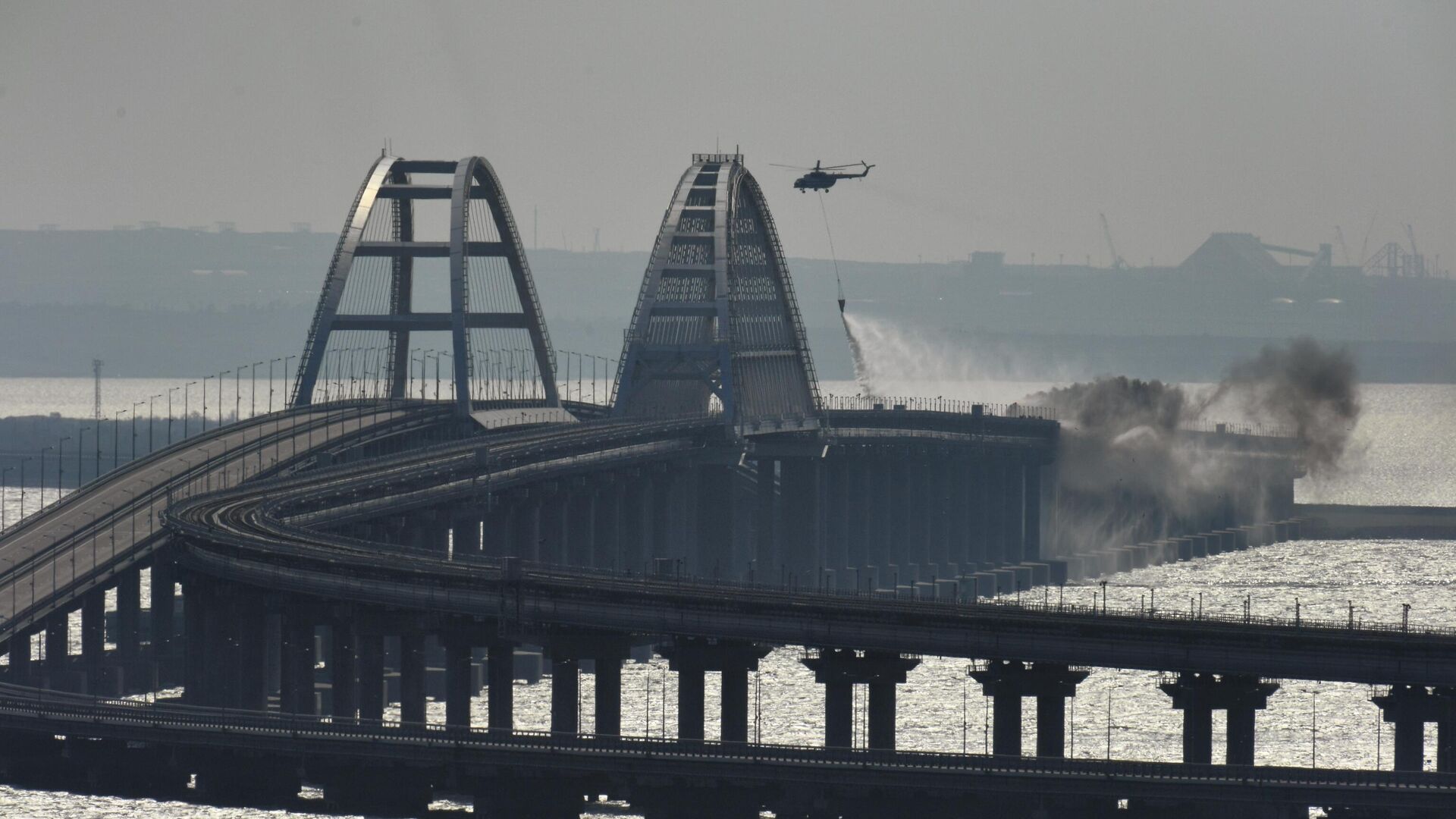Вертолет тушит пожар на Крымском мосту. 8 октября 2022 года - РИА Новости, 1920, 08.10.2022