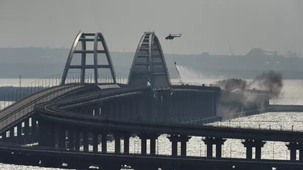 Ελικόπτερο σβήνει φωτιά στη γέφυρα της Κριμαίας