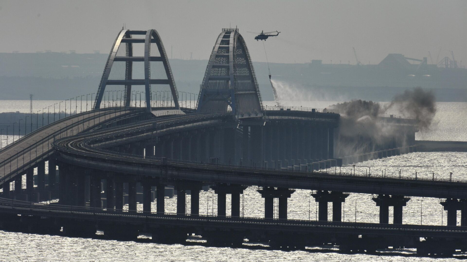 Вертолет тушит пожар на Крымском мосту. 8 октября 2022 года - РИА Новости, 1920, 14.10.2022