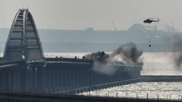Вертолет тушит пожар на Крымском мосту