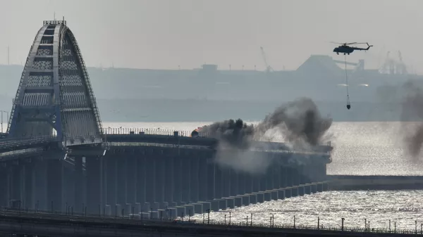 Вертолет тушит пожар на Крымском мосту