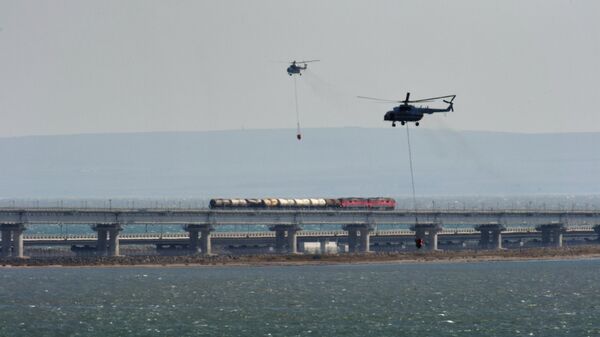 На Крымском мосту работают два вертолета Ми-8 для охлаждения цистерн
