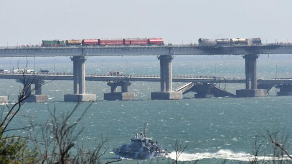 Железнодорожные составы с цистернами на Крымском мосту
