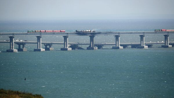 Крымский мост, на автомобильной части которого со стороны Таманского полуострова произошел подрыв грузового автомобиля