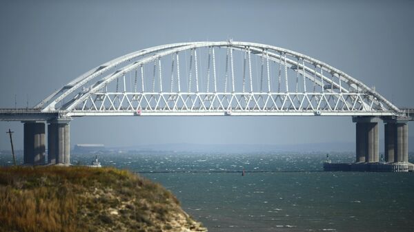 Крымский мост, на автомобильной части которого со стороны Таманского полуострова произошел подрыв грузового автомобиля