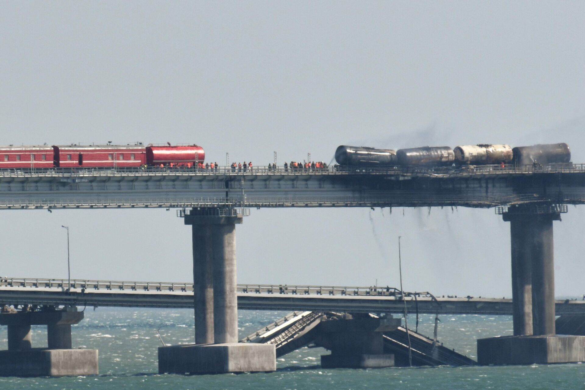 Крымский мост, на автомобильной части которого со стороны Таманского полуострова произошел подрыв грузового автомобиля - РИА Новости, 1920, 12.05.2023