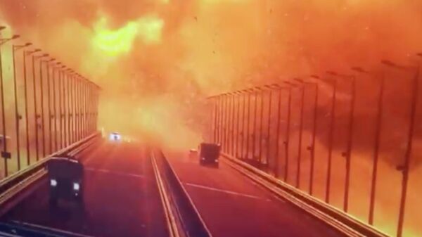 Момент взрыва на Крымском мосту. Кадр записи камеры видеонаблюдения