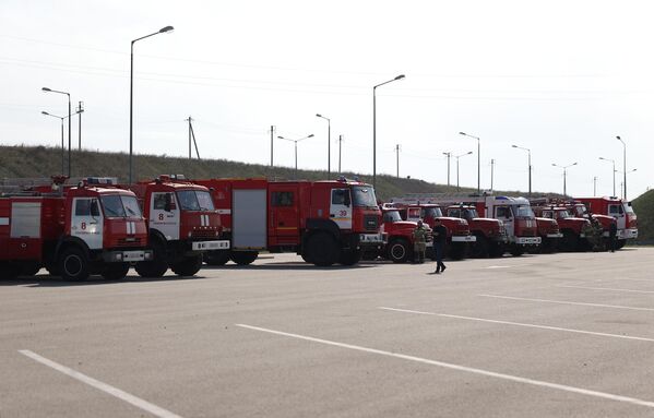 Автомобили пожарной службы МЧС РФ неподалеку от пункта обогрева для водителей в Тамани