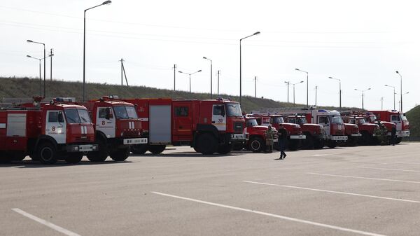 Автомобили пожарной службы МЧС РФ неподалеку от пункта обогрева для водителей в Тамани