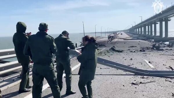 Сотрудники Следственного комитета на месте подрыва грузовика на Крымском мосту