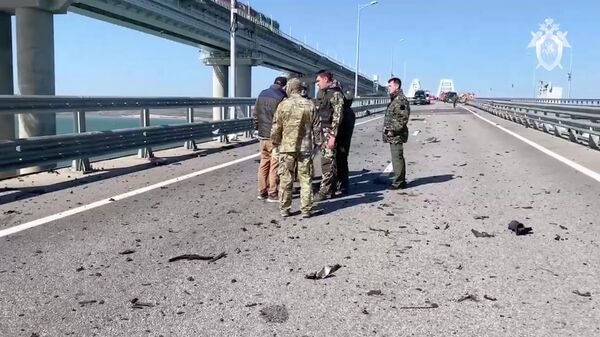 Сотрудники Следственного комитета на месте подрыва грузовика на Крымском мосту. Кадр из видео