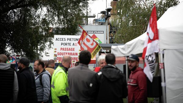 Участники акции протеста, организованной профсоюзом Всеобщая конфедерация труда (CGT), около НПЗ ExxonMobil в Гавре, Франция