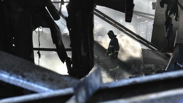 Сотрудники противопожарной службы МЧС ДНР во время тушения пожара, возникшего в результате обстрела со стороны ВСУ