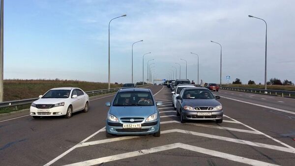 Восстановленное автомобильное движение на Крымском мосту