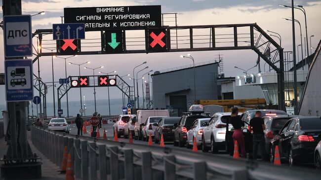 В очереди на Крымском мосту со стороны Тамани стоят 860 автомобилей