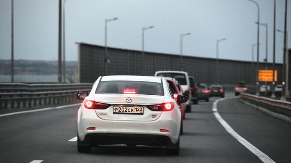 Легковые автомобили на Крымском мосту