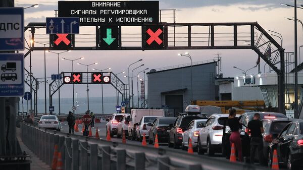 Очередь из автомобилей у Крымского моста