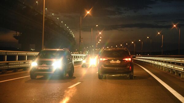 Легковые автомобили на Крымском мосту