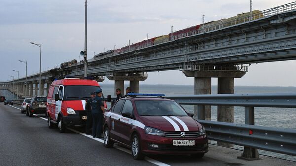 Служебные автомобили МЧС РФ на Крымском мосту