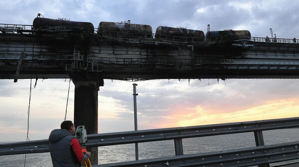 Железнодорожный состав с цистернами на Крымском мосту, на автомобильной части которого произошел подрыв грузового автомобиля