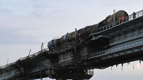 Железнодорожный состав с цистернами на Крымском мосту, на автомобильной части которого произошел подрыв грузового автомобиля