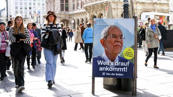 Агитационный плакат с портретом президента Австрии Александера Ван дер Беллена в Вене