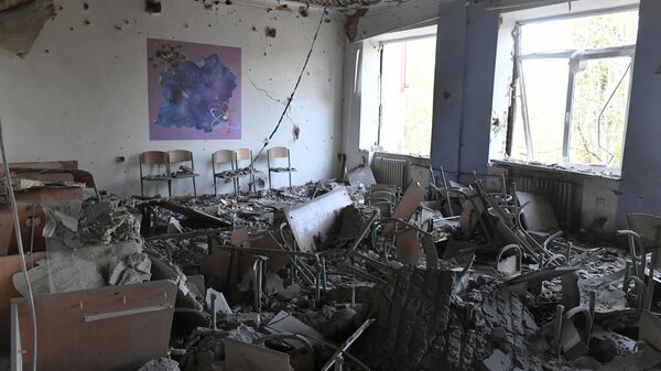Помещение общеобразовательной школы №7, пострадавшее в результате обстрела, в Калининском районе Донецка