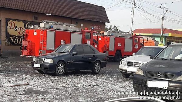 Машины пожарно-спасательного отряда МЧС Армении на месте взрыва в Ереване