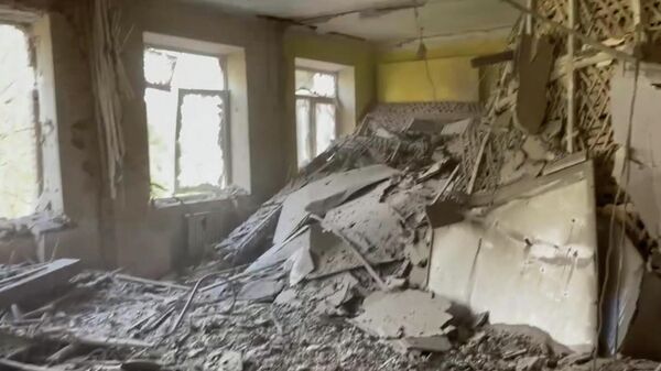 Кадры разрушенной школы в Калининском районе Донецка
