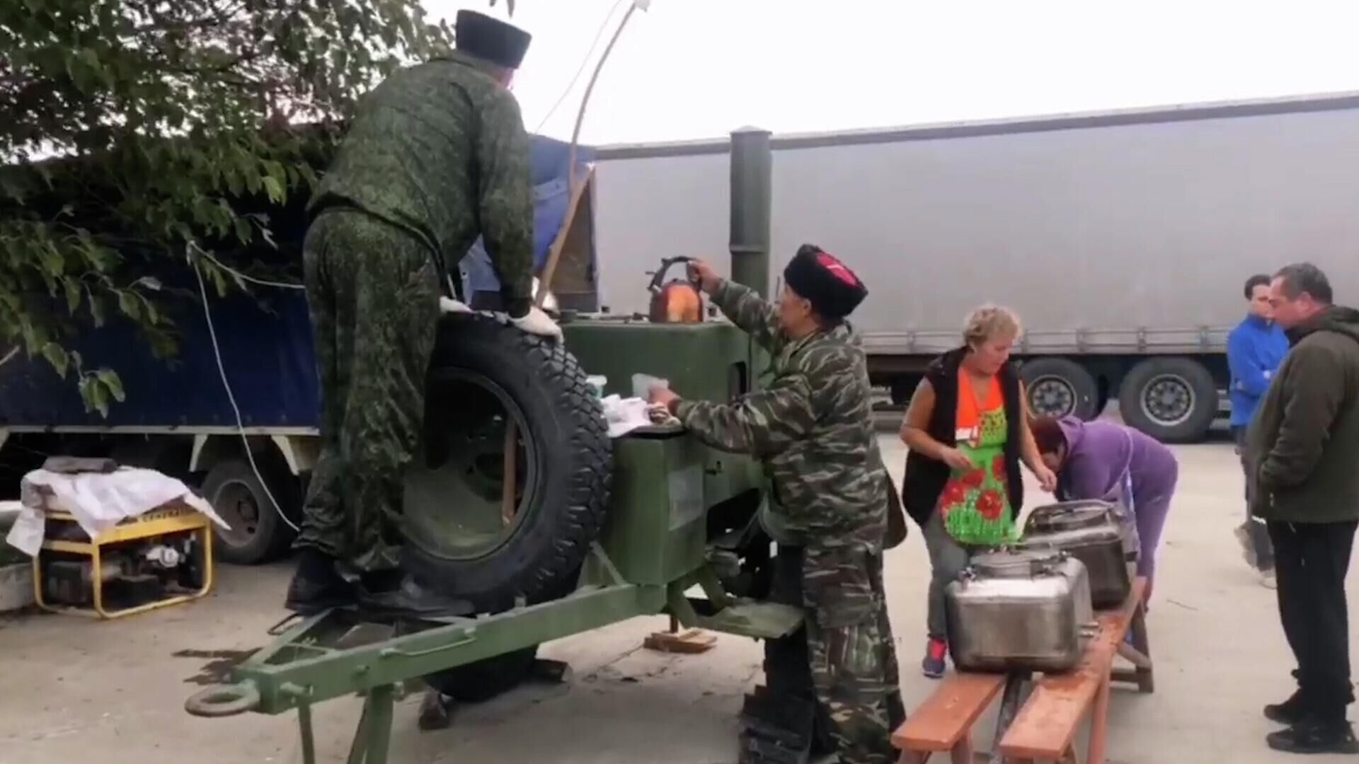 Все предоставляем – у паромной переправы водителей обеспечивают горячим питанием  - РИА Новости, 1920, 09.10.2022