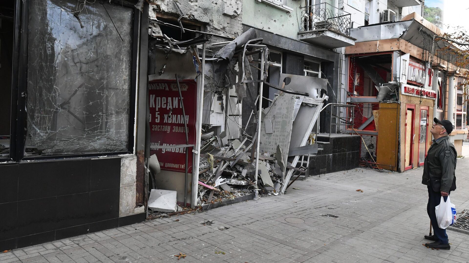 Дом в центре Донецка, пострадавший в результате ночного обстрела - РИА Новости, 1920, 22.10.2022