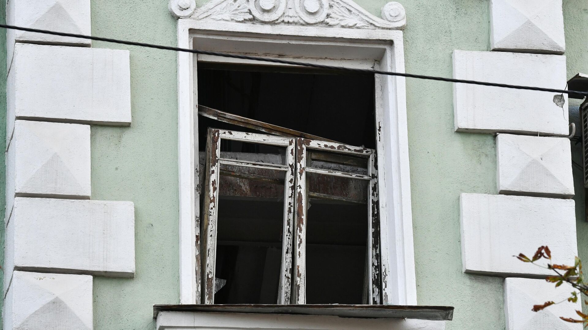 Окно дома в центре Донецка, пострадавшего в результате обстрела - РИА Новости, 1920, 29.10.2022
