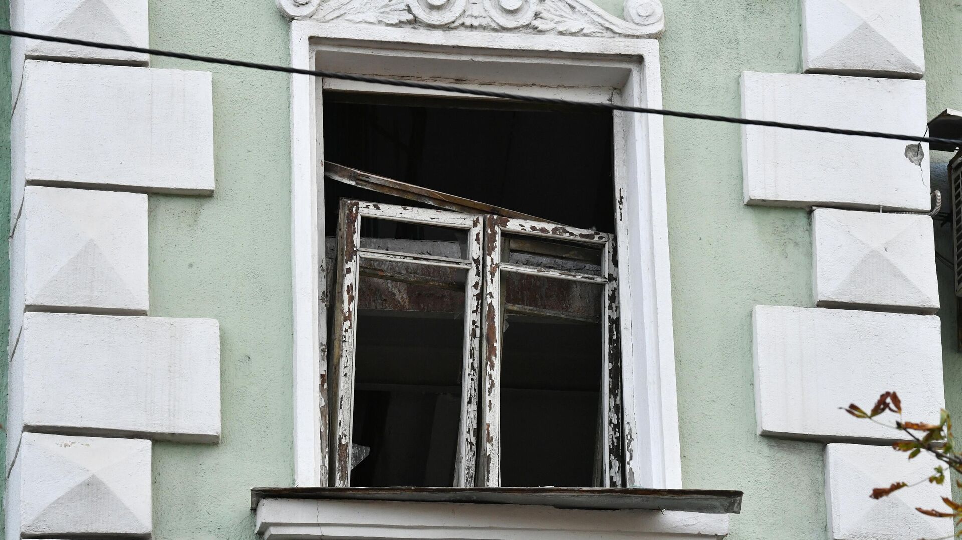 Окно дома в центре Донецка, пострадавшего в результате ночного обстрела - РИА Новости, 1920, 13.10.2022